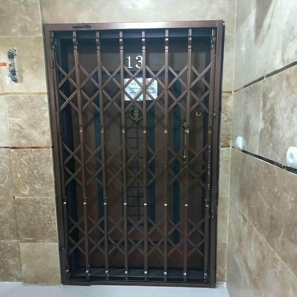 درب آکاردئونی آپارتمان در ورودی واحد مسکونی