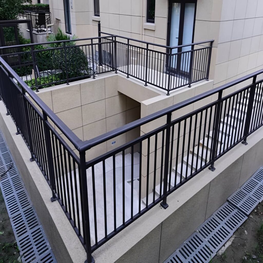 نرده پله فلزی مقاوم در برابر باد