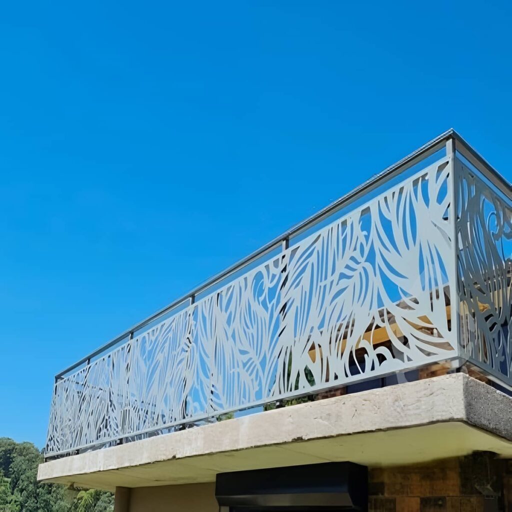 نرده پله با طراحی هماهنگ باغ
