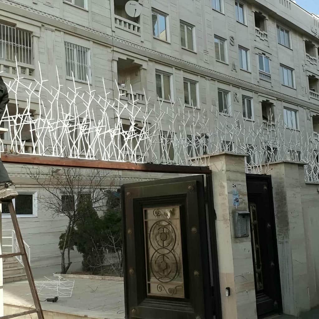حفاظ روی دیوار حیاط با پوشش رنگی حفاظ روی دیوار حیاط با پوشش رنگی