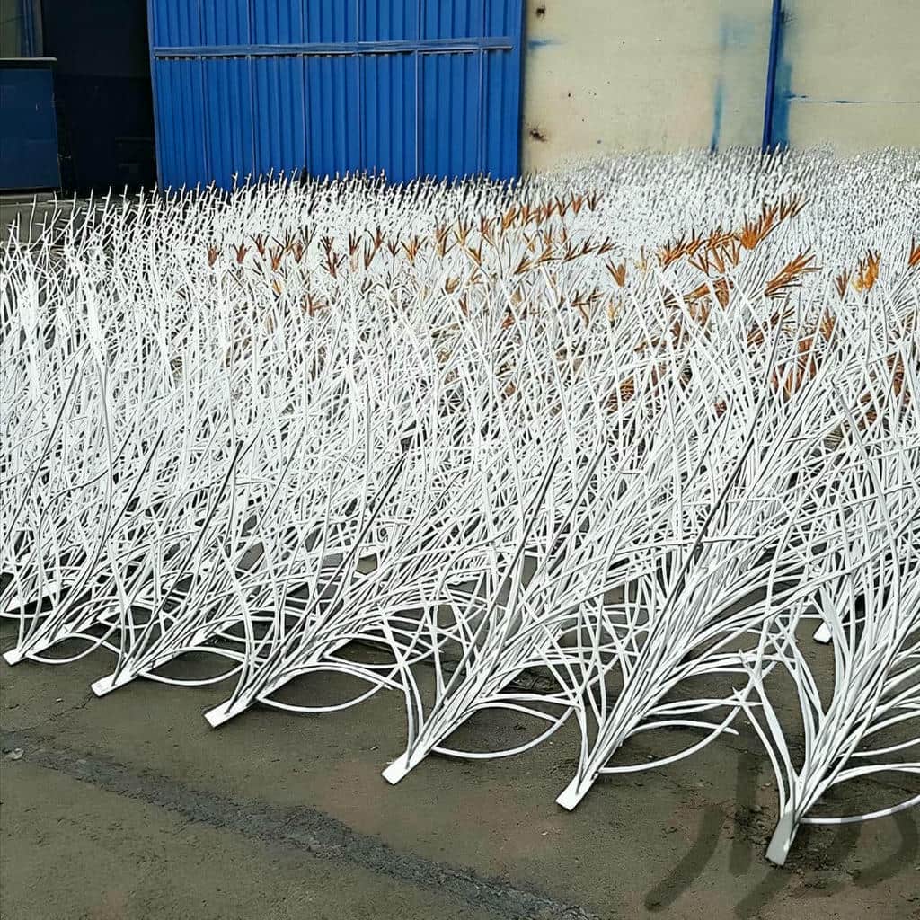 حفاظ شاخ گوزنی طرح f فلزی روی دیوار