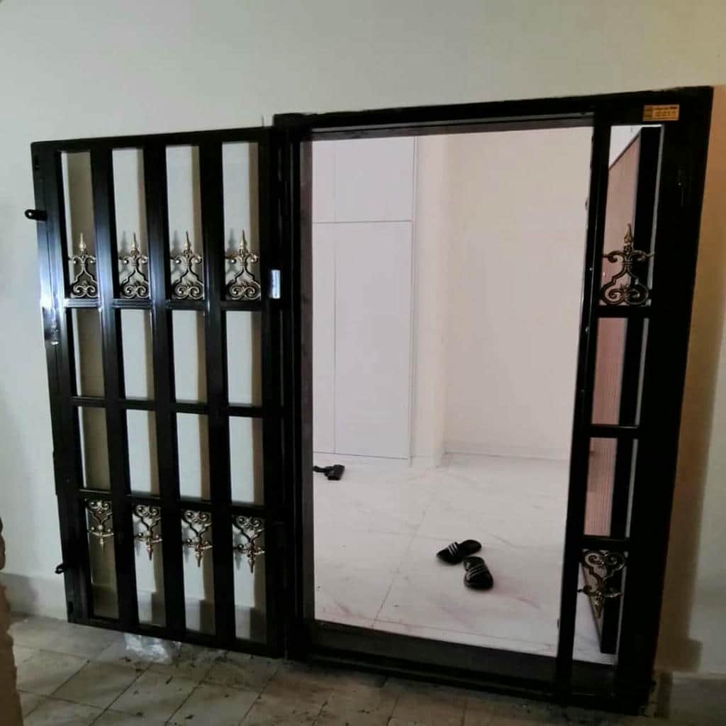 حفاظ کرکره ای طرح دار ورودی ساختمان