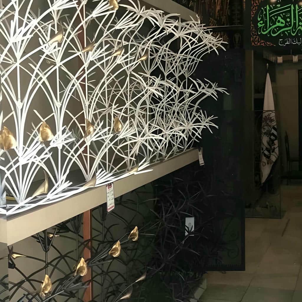 حفاظ لیلیوم روی دیوار ساختمان