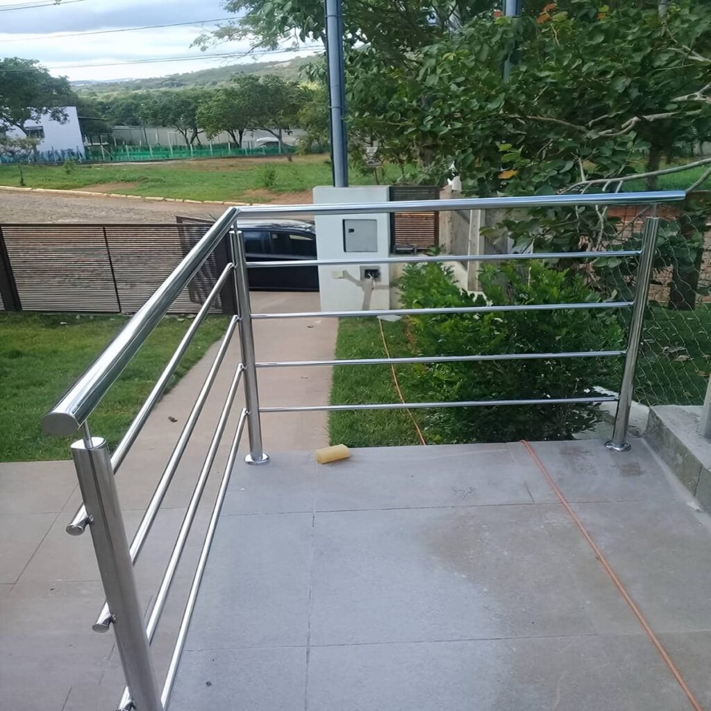 نرده چوبی راه پله با رنگ طبیعی