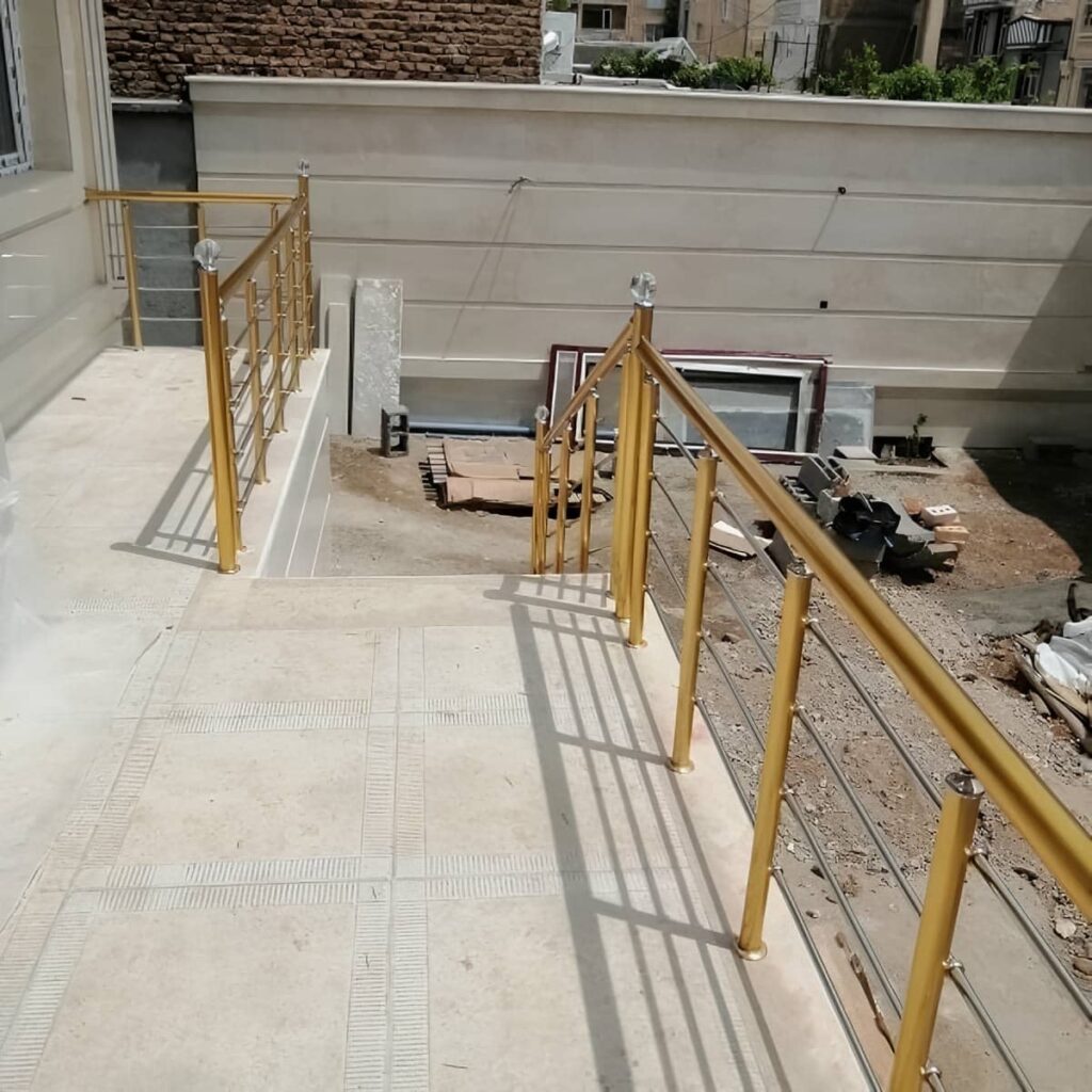 نرده تراس فلزی با طراحی مناسب ساختمان مسکونی