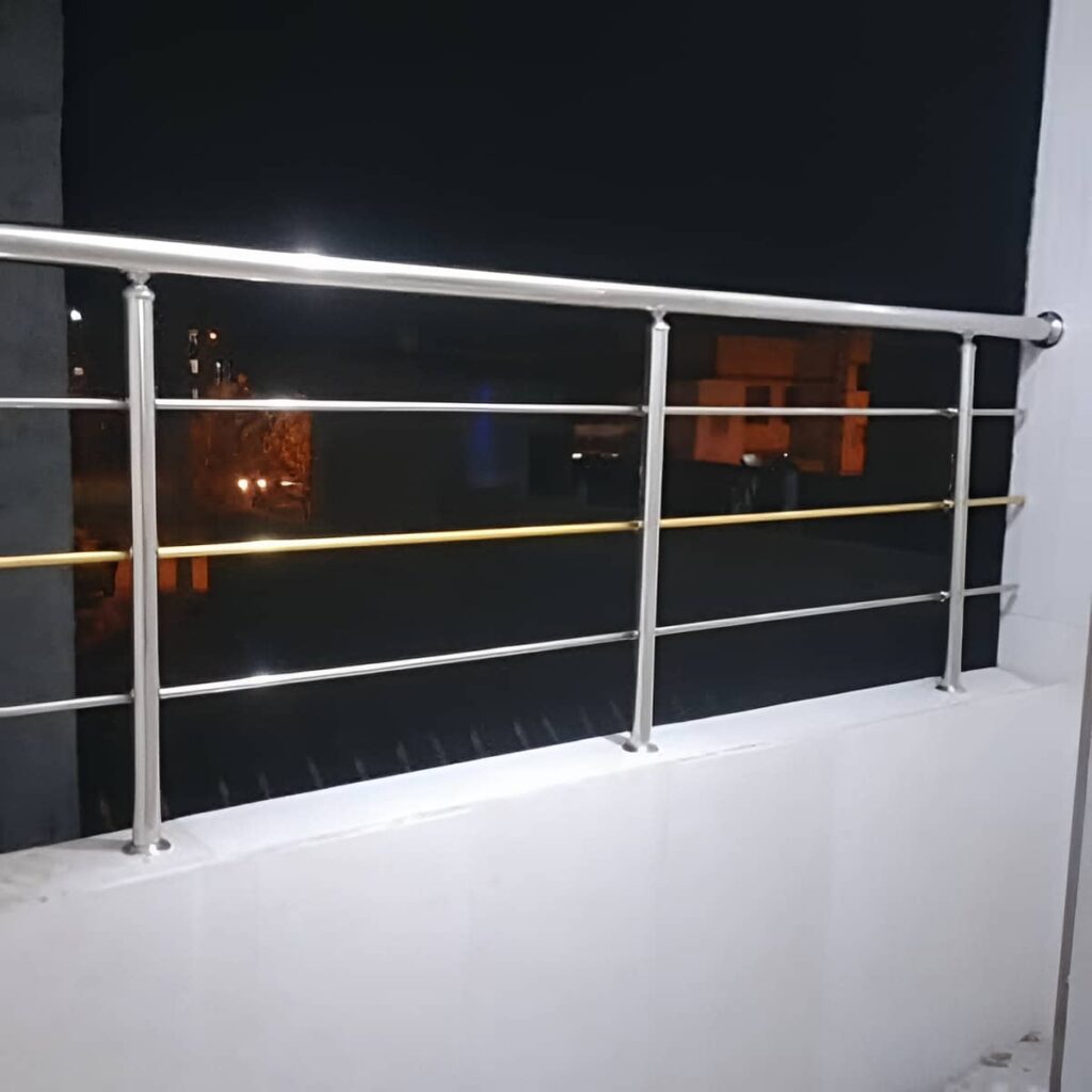 نرده کلاسیک بالکن با متریال مقاوم نرده کلاسیک بالکن با متریال مقاوم