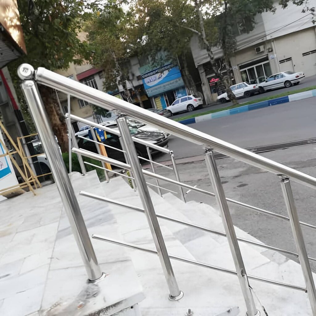 حفاظ راه پله با متریال مقاوم حفاظ راه پله با متریال مقاوم