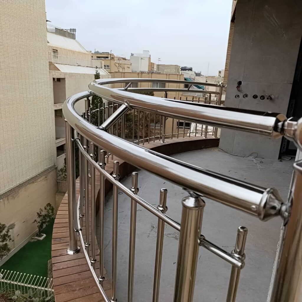 نرده راه پله کلاسیک در مسیر پله داخلی نرده راه پله کلاسیک در مسیر پله داخلی