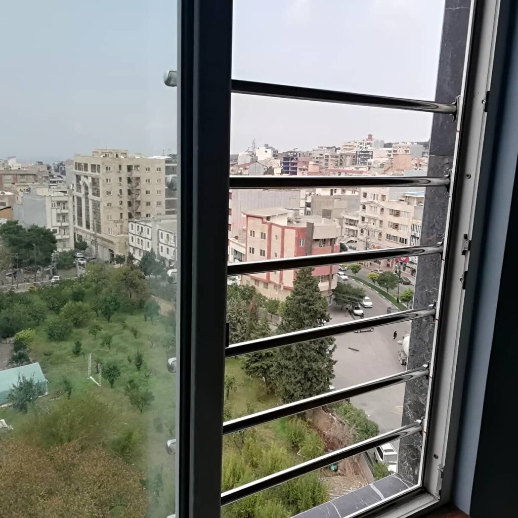 حفاظ پنجره دوجداره کنار پنجره ساختمان