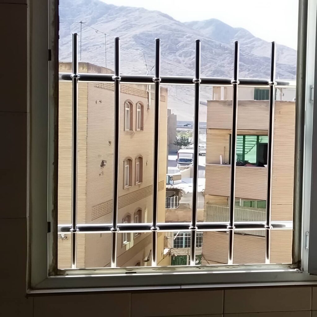 حفاظ پنجره طبقه همکف رنگ سفید