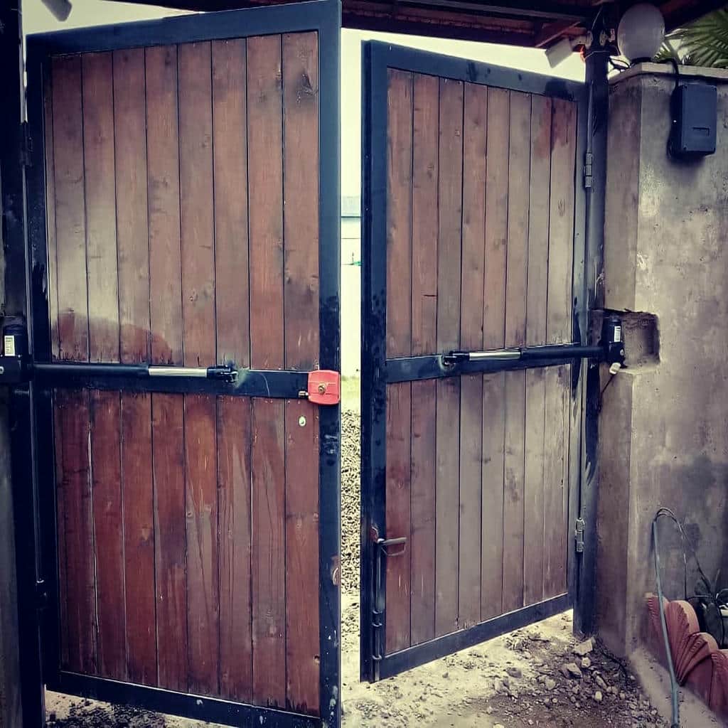 جک درب پارکینگ روی ورودی ساختمان