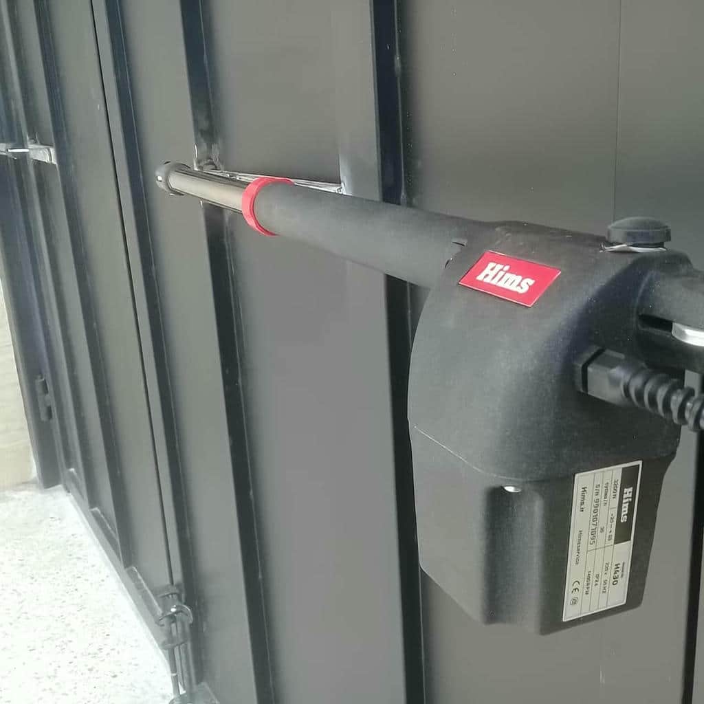جک بازویی کنار درب فلزی پارکینگ