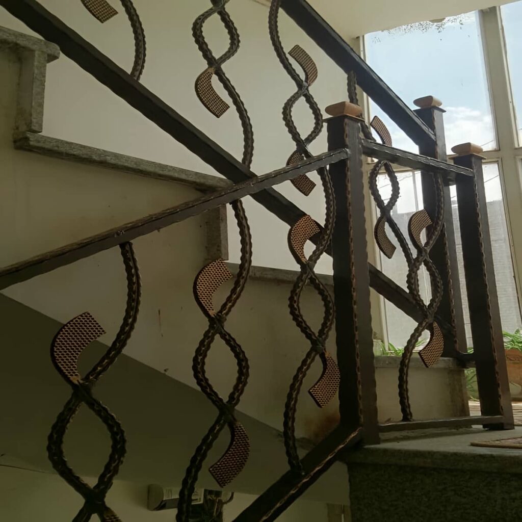 نرده فرفورژه راه پله با طراحی کلاسیک