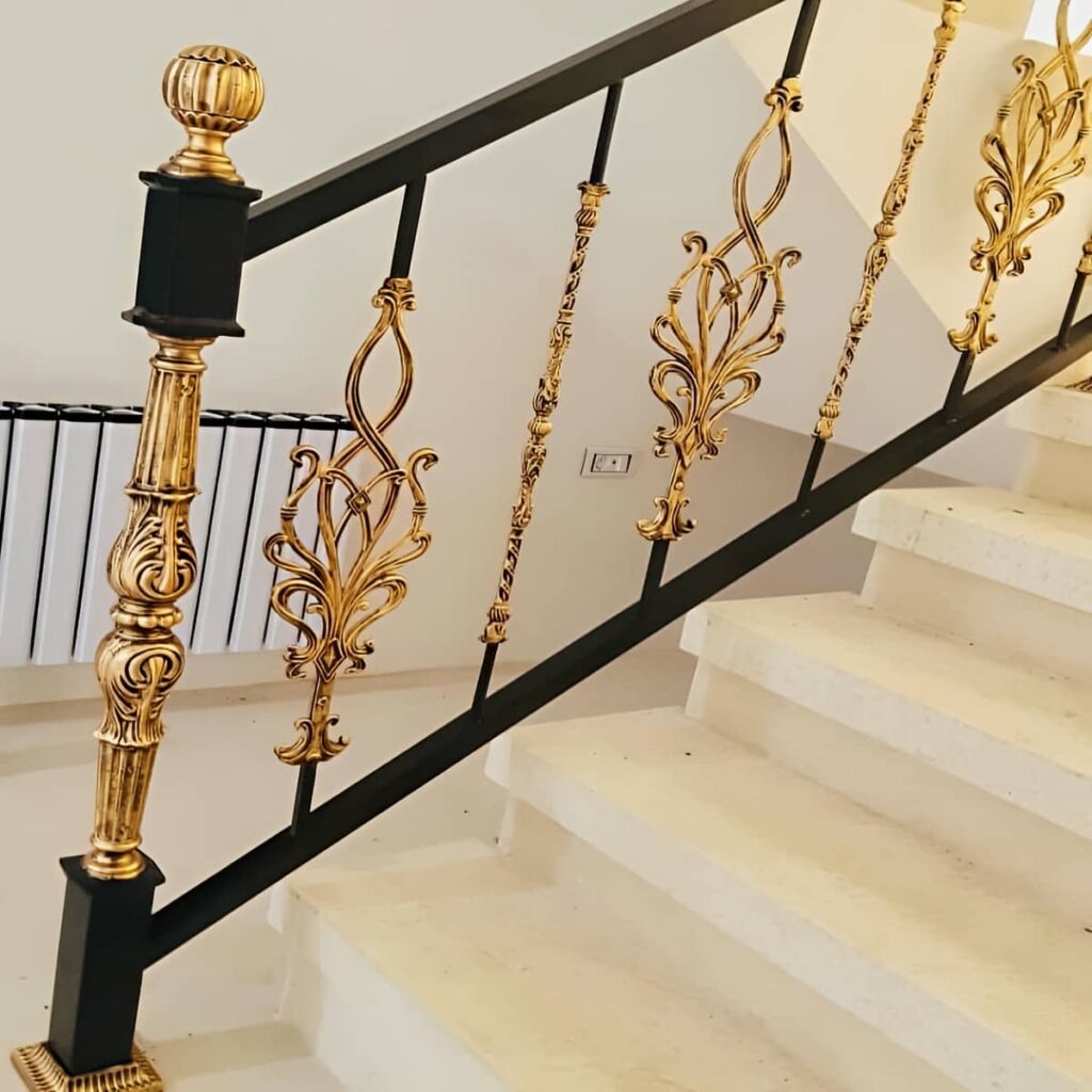نرده پله کلاسیک هماهنگ با معماری سنتی