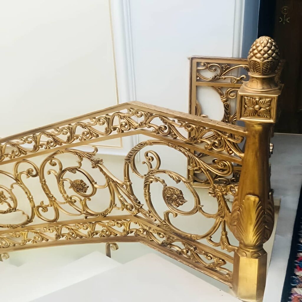 نرده پله کلاسیک طرح منحنی فرفورژه نرده پله کلاسیک طرح منحنی فرفورژه