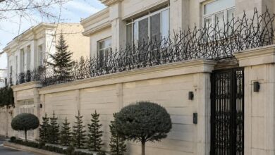 نرده آهنی روی دیوار با ساختار فلزی