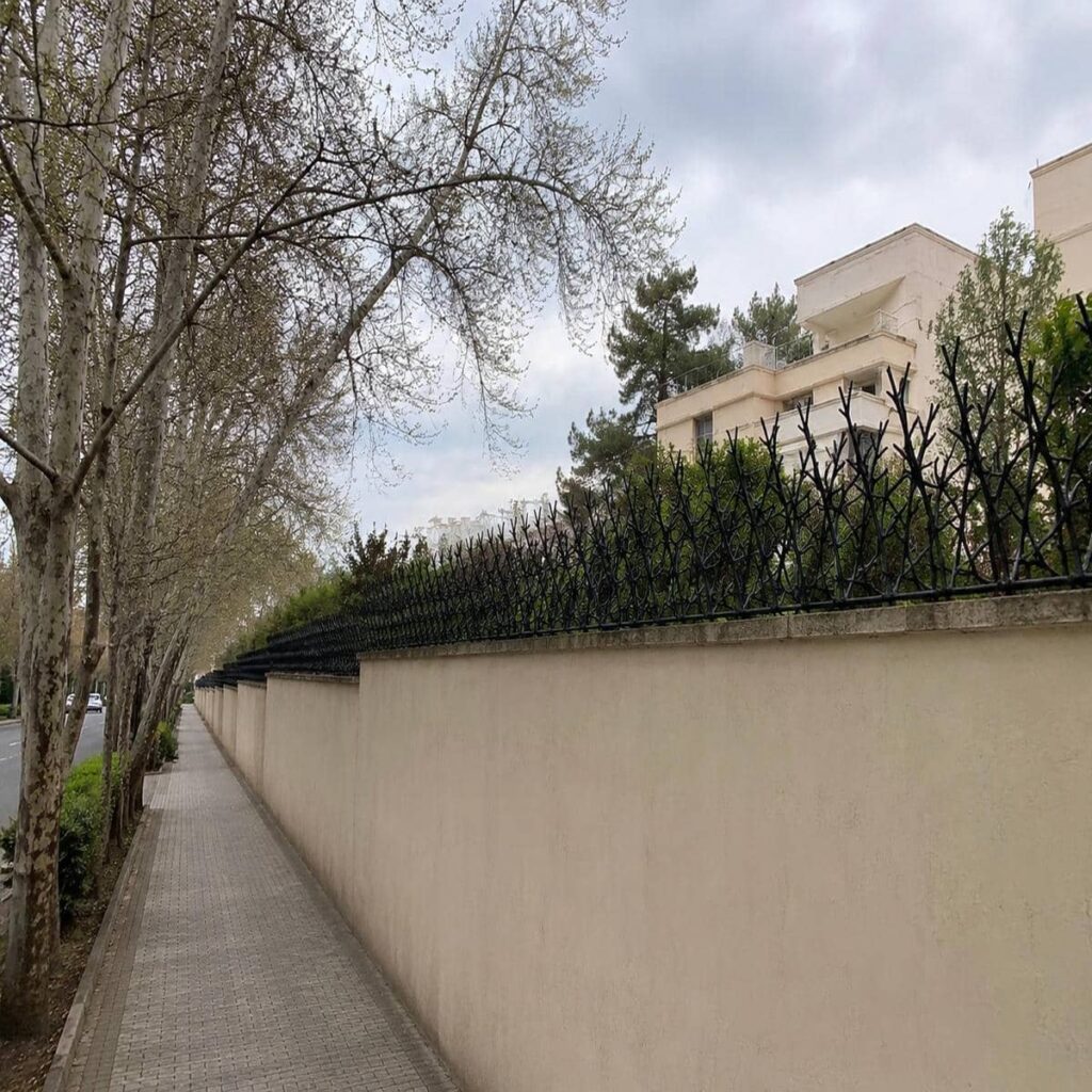 نرده دیوار حیاط سفارشی با ساختار فلزی