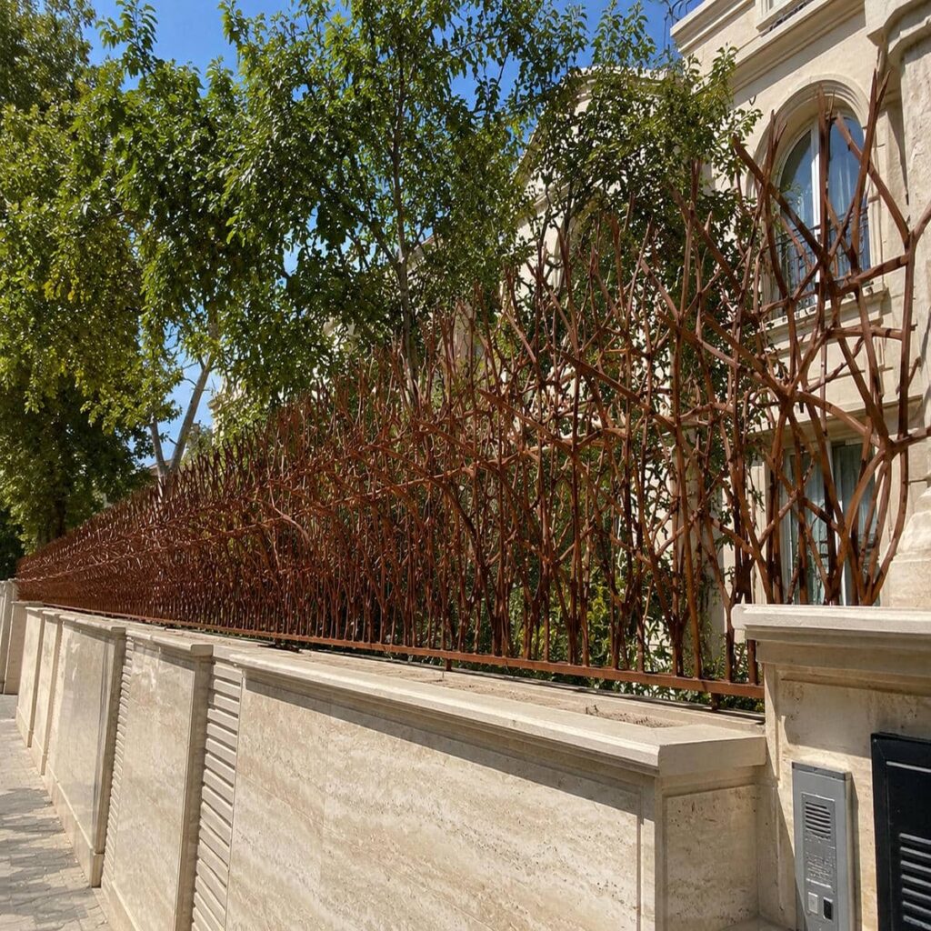 نرده آهنی روی دیوار مدل سرنیزه ای نرده آهنی روی دیوار مدل سرنیزه ای