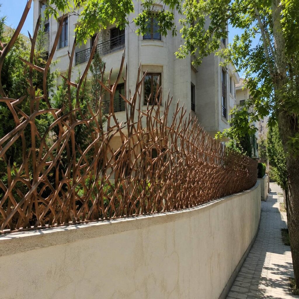 حفاظ شاخ گوزنی آبشاری فلزی روی دیوار