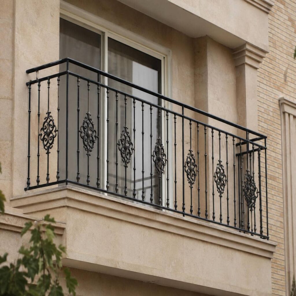 نرده کلاسیک بالکن هماهنگ با نما نرده کلاسیک بالکن هماهنگ با نما