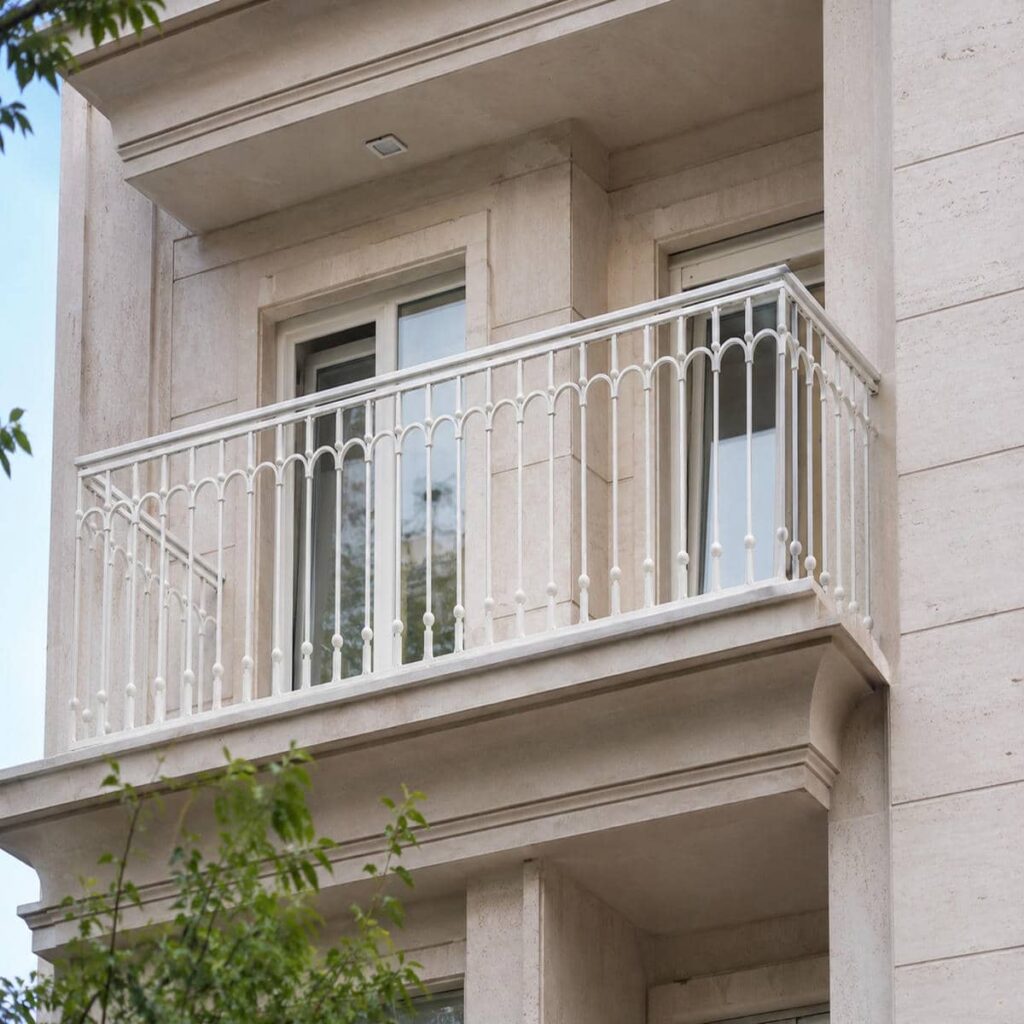 نرده آلومینیومی بالکن با رنگ هماهنگ نما
