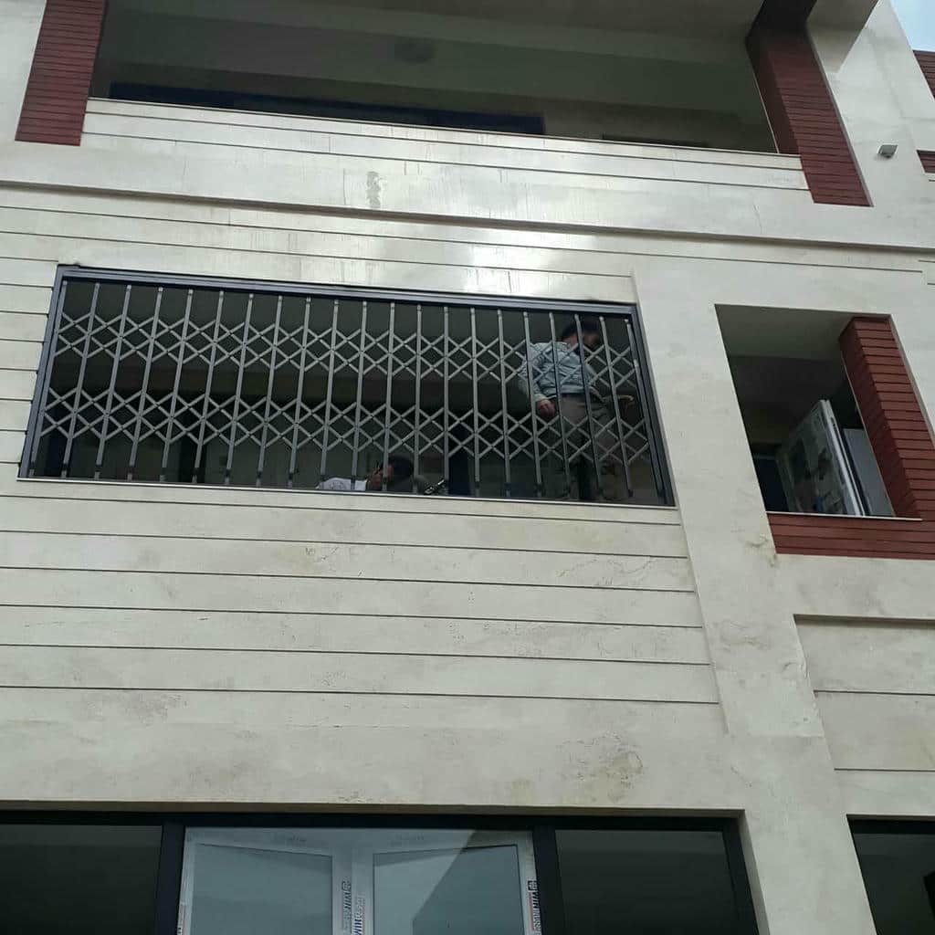 حفاظ پنجره متحرک طرح فرفورژه