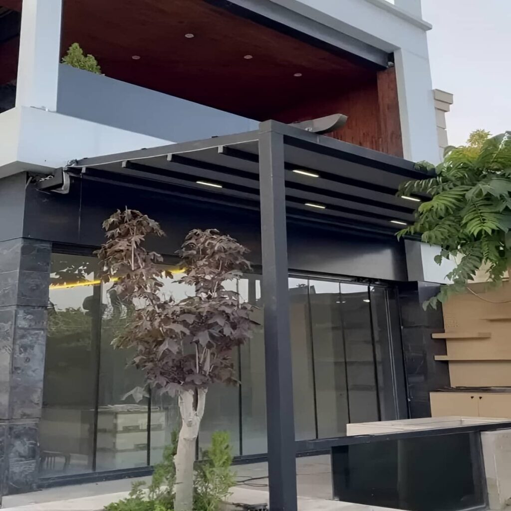 بازوی آلومینیومی سایبان برقی در نمای نزدیک