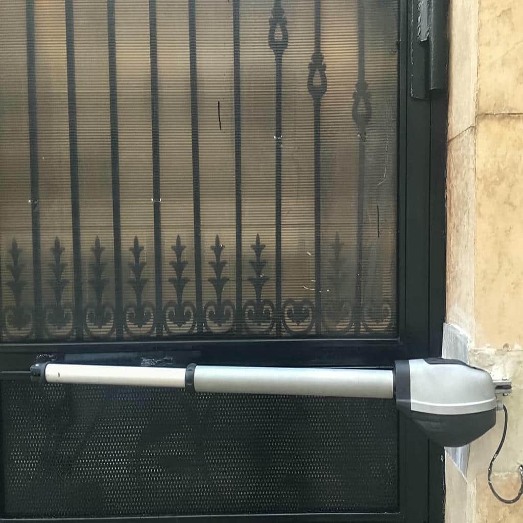 جک بازویی مشکی کنار درب دو لنگه