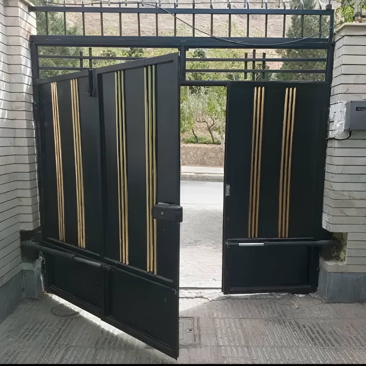 جک درب پارکینگ بازویی روی درب فرفورژه اهواز