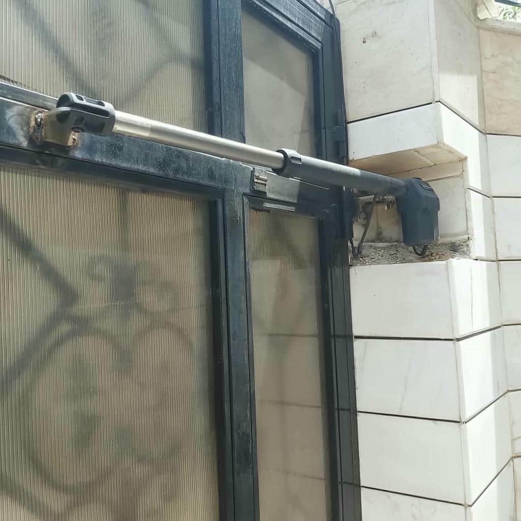 جک درب پارکینگ بازویی نصب شده در استان اصفهان