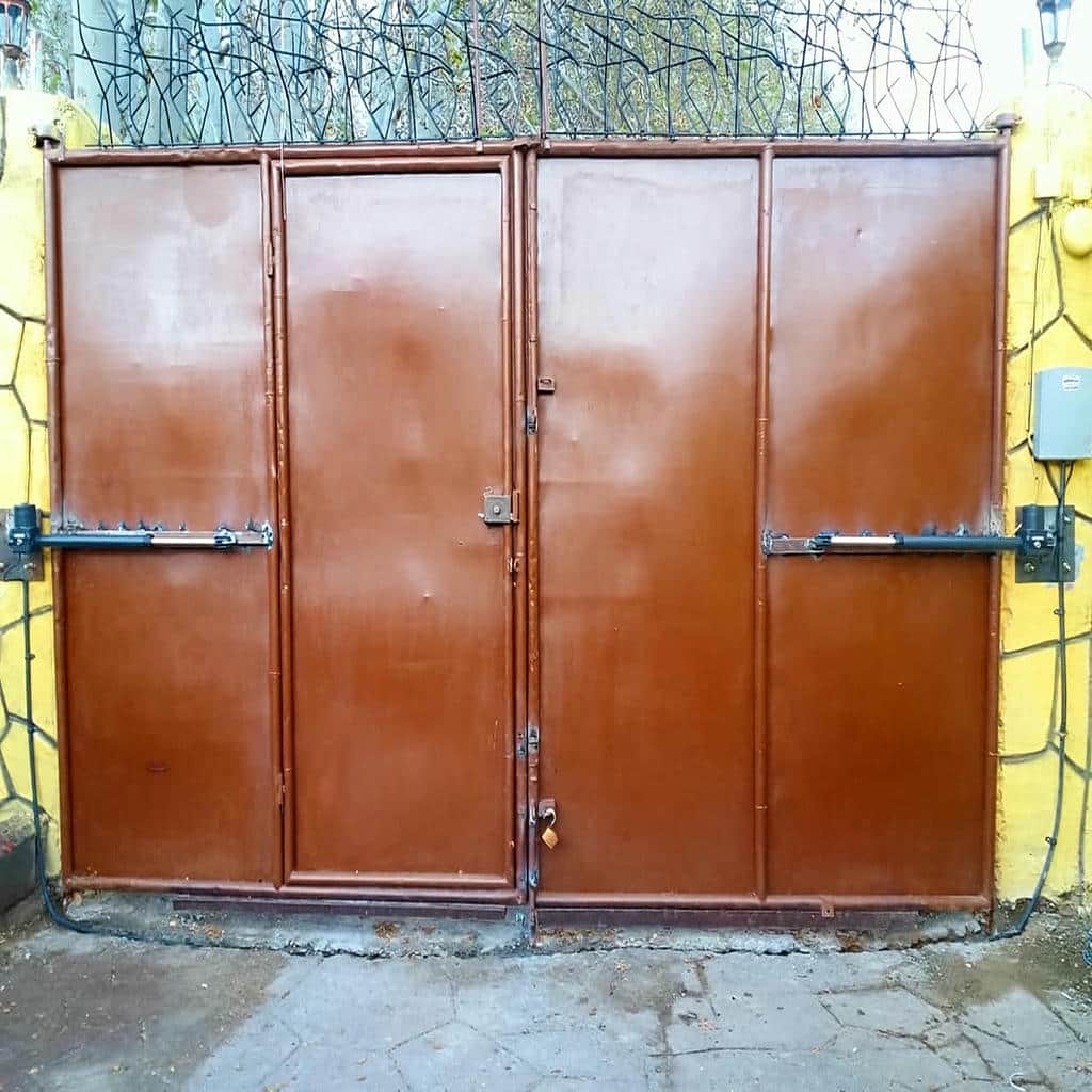 جک درب پارکینگ روی ورودی فلزی بیرجند