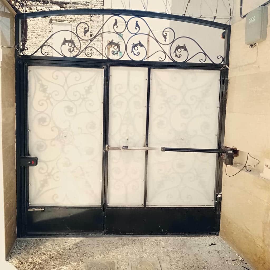 جک پارکینگی با بازوی بلند کنار درب دولنگه جک پارکینگی با بازوی بلند کنار درب دولنگه