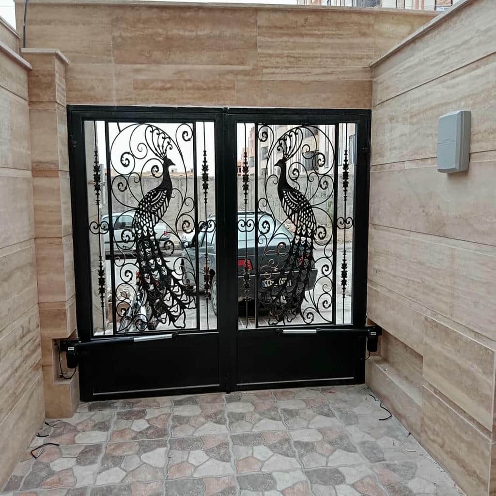 جک پارکینگی مشکی روی ورودی ویلایی تبریز