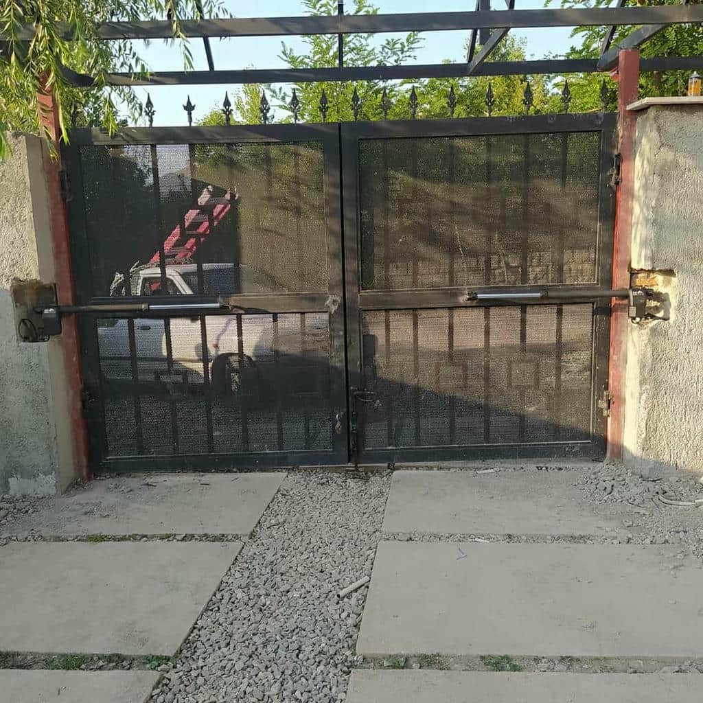 جک پارکینگی مشکی کنار ورودی ساختمان استان گلستان