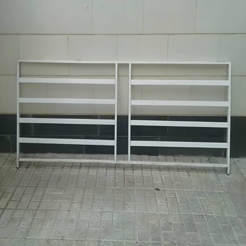 حفاظ تراس مشکی اراک روی نمای روشن