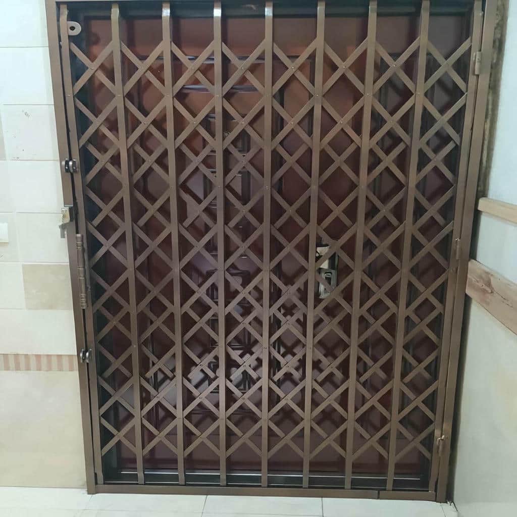 حفاظ درب آکاردئونی با تسمه های منظم