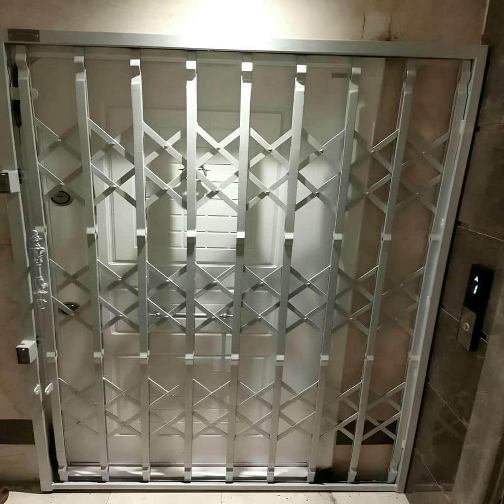 حفاظ درب آکاردئونی با ریل روان فلزی