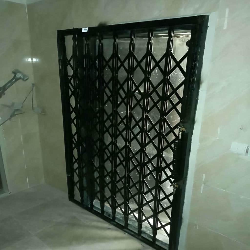حفاظ درب آکاردئونی با پوشش مقاوم اصفهان