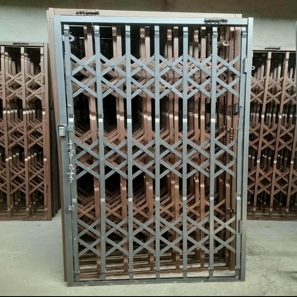 حفاظ درب آکاردئونی سفارشی کنار چهارچوب زنجان