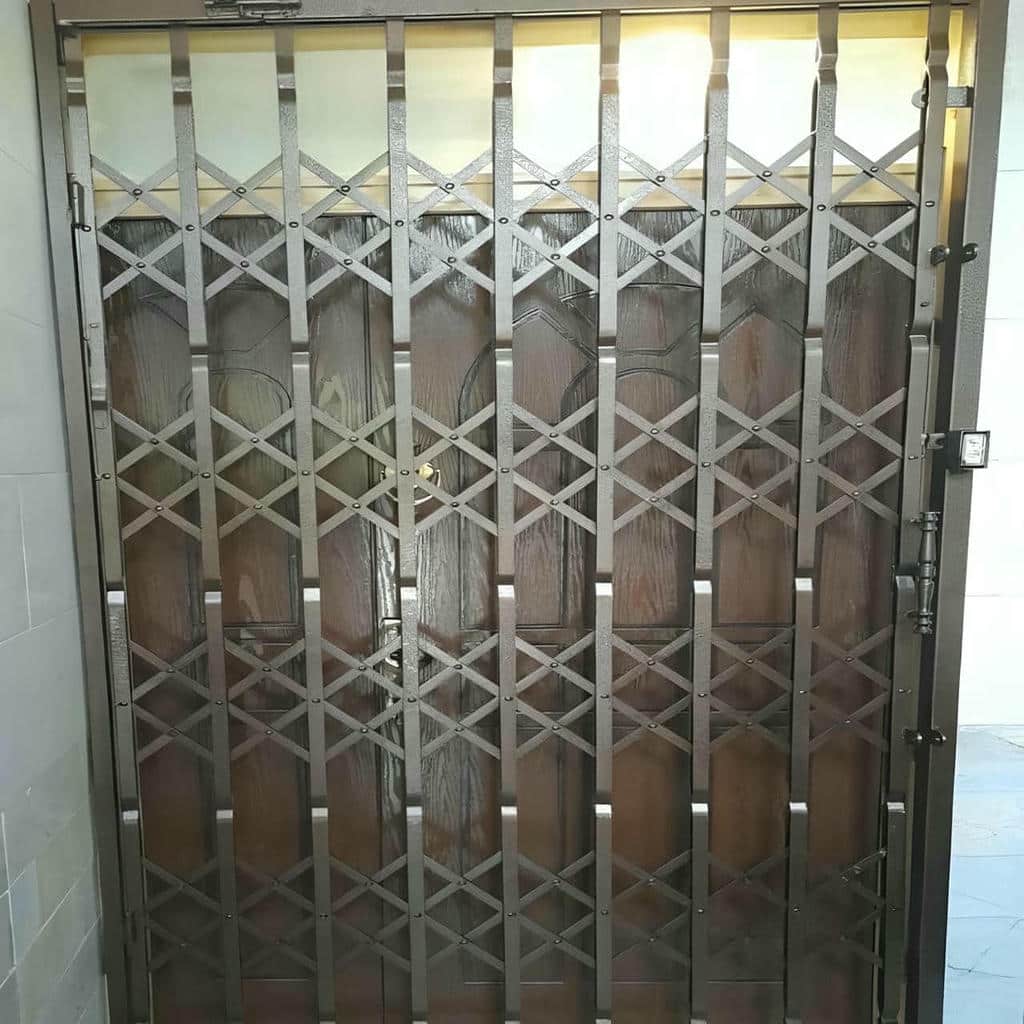 حفاظ درب آکاردئونی فلزی مشکی در شیراز