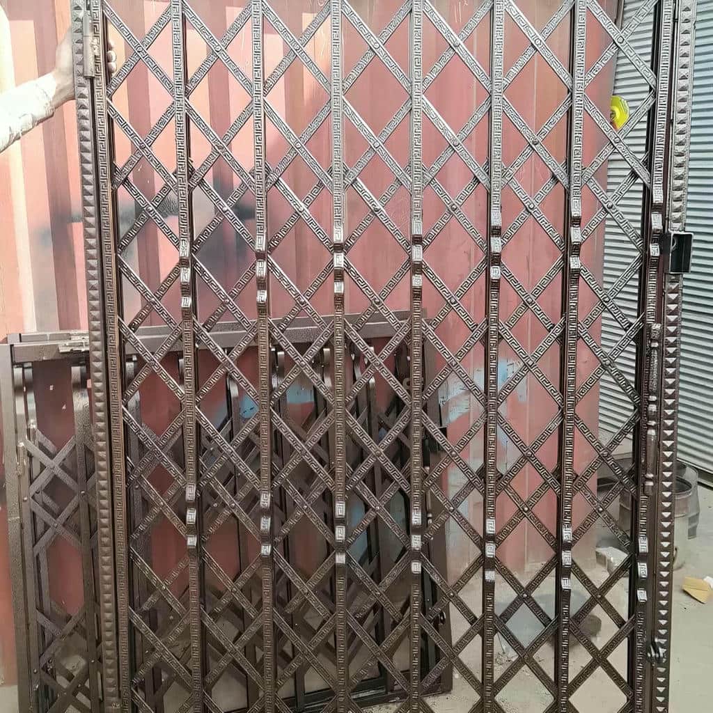 حفاظ درب آکاردئونی فلزی نصب شده در استان تهران