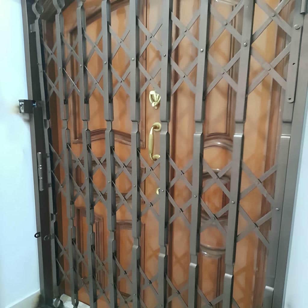حفاظ درب آکاردئونی قهوه ای ورودی استان مرکزی حفاظ درب آکاردئونی قهوه ای ورودی استان مرکزی