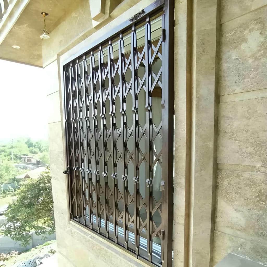 حفاظ درب آکاردئونی مشکی ارومیه با ریل فلزی