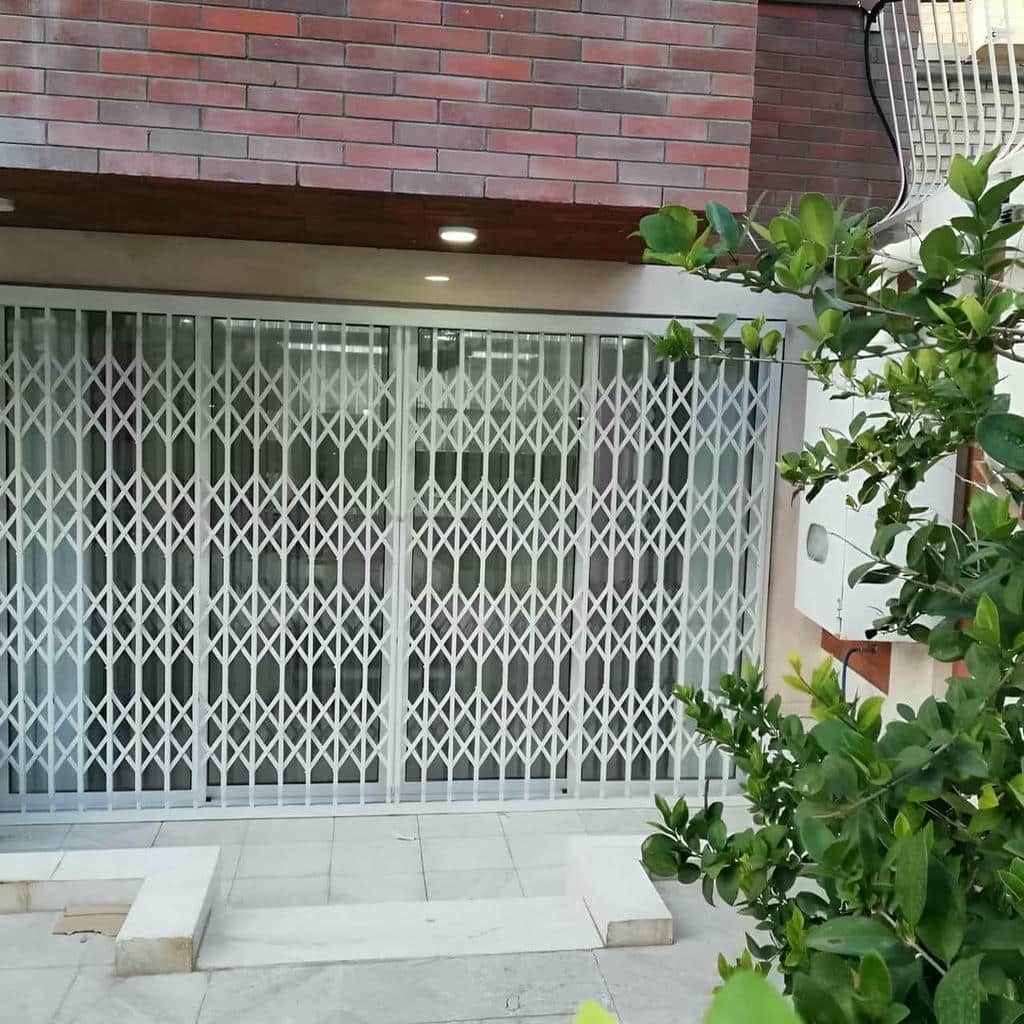 حفاظ درب آکاردئونی مشکی در استان بوشهر