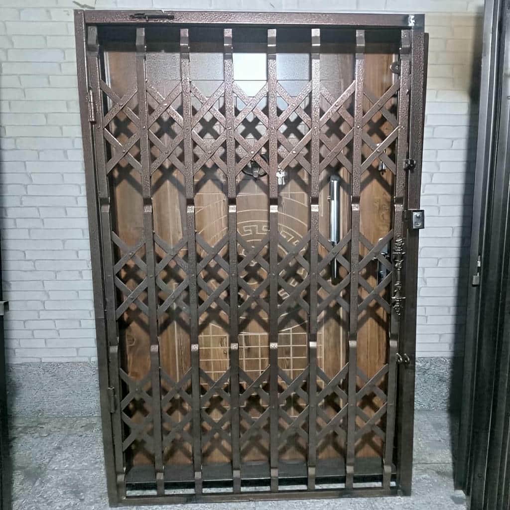 حفاظ درب آکاردئونی مشکی در استان تهران