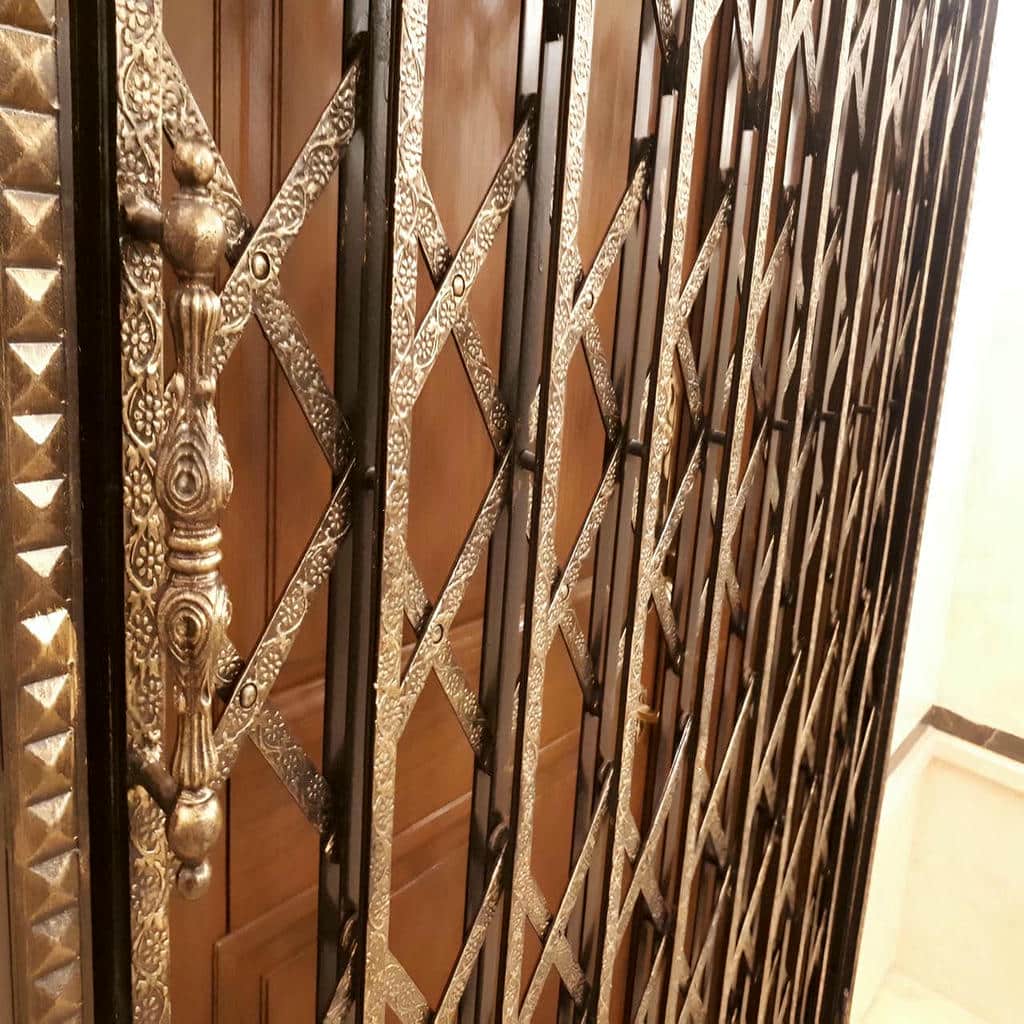 حفاظ درب آکاردئونی مشکی در استان کهگیلویه و بویراحمد