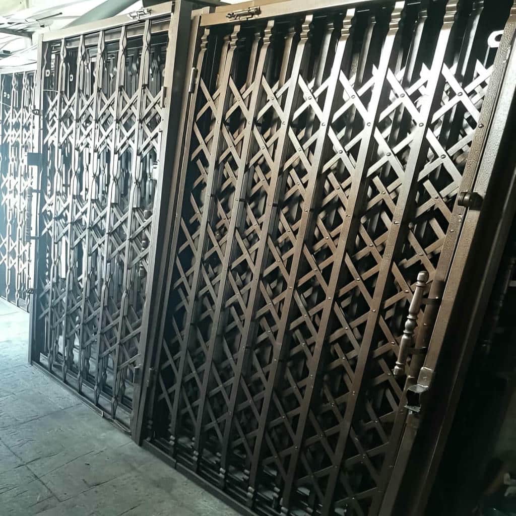 حفاظ درب آکاردئونی مشکی نصب شده در استان مرکزی