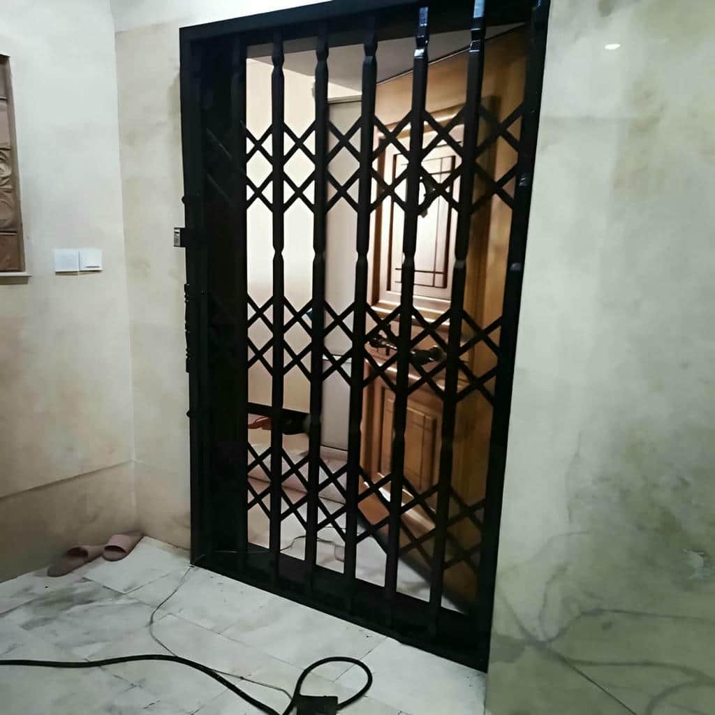حفاظ درب آکاردئونی نصب شده در استان اصفهان