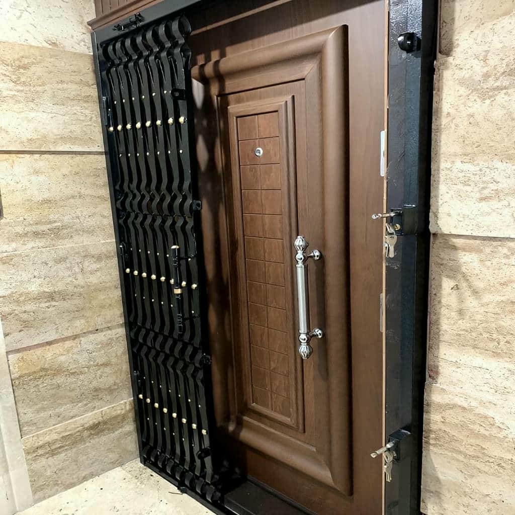 حفاظ درب آکاردئونی نصب شده ورودی شیراز