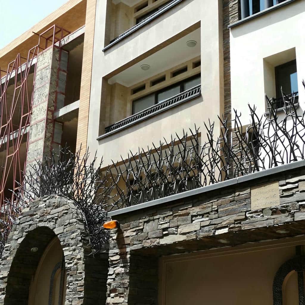 حفاظ دیوار تیره در استان خوزستان کنار نمای سفید